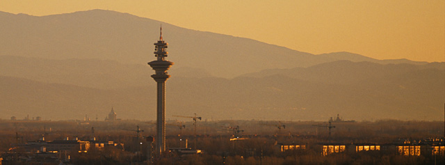 Gli Appennini dell'oltrep fanno da sfondo alla torre Telecom di Rozzano: sulla sinistra la cupola del Duomo e le torri di Pavia, sulla destra la Certosa.  Stefano Gusmeroli